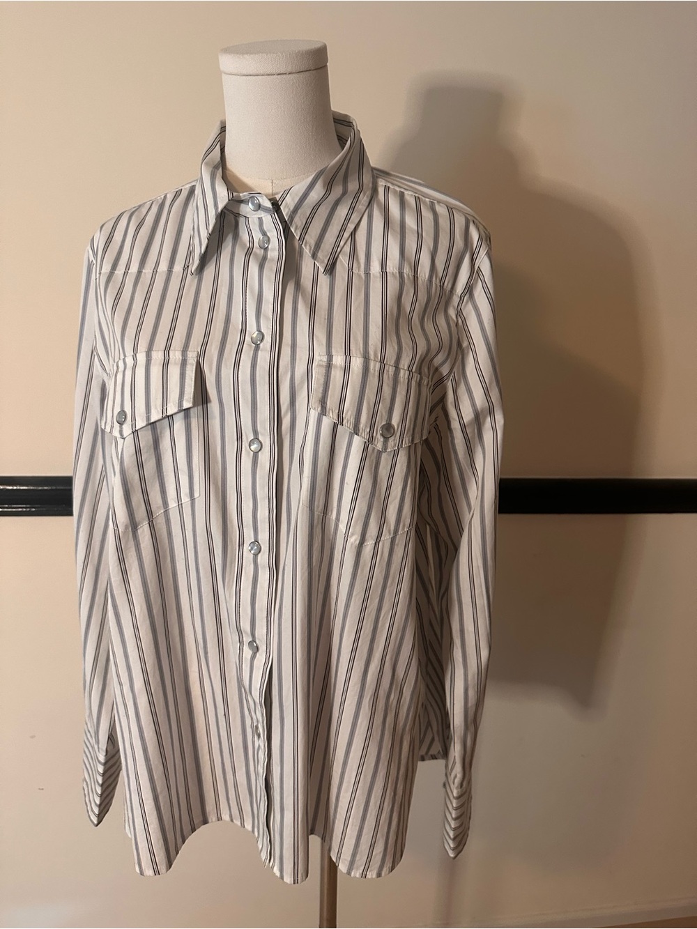 Madewell Women’s White and Gray Vertical Stripe Button-Down Shirt